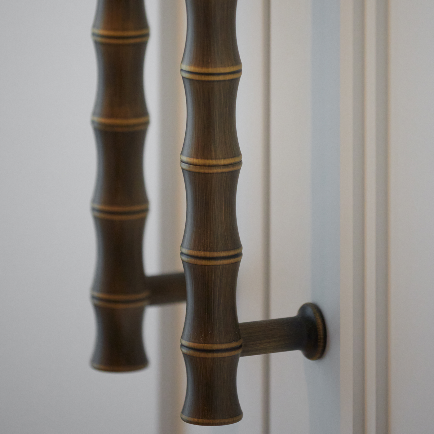 Grove Bamboo Apparathandtag — Satin antik, satinlack. Design by Sophie Paterson Interiors.
