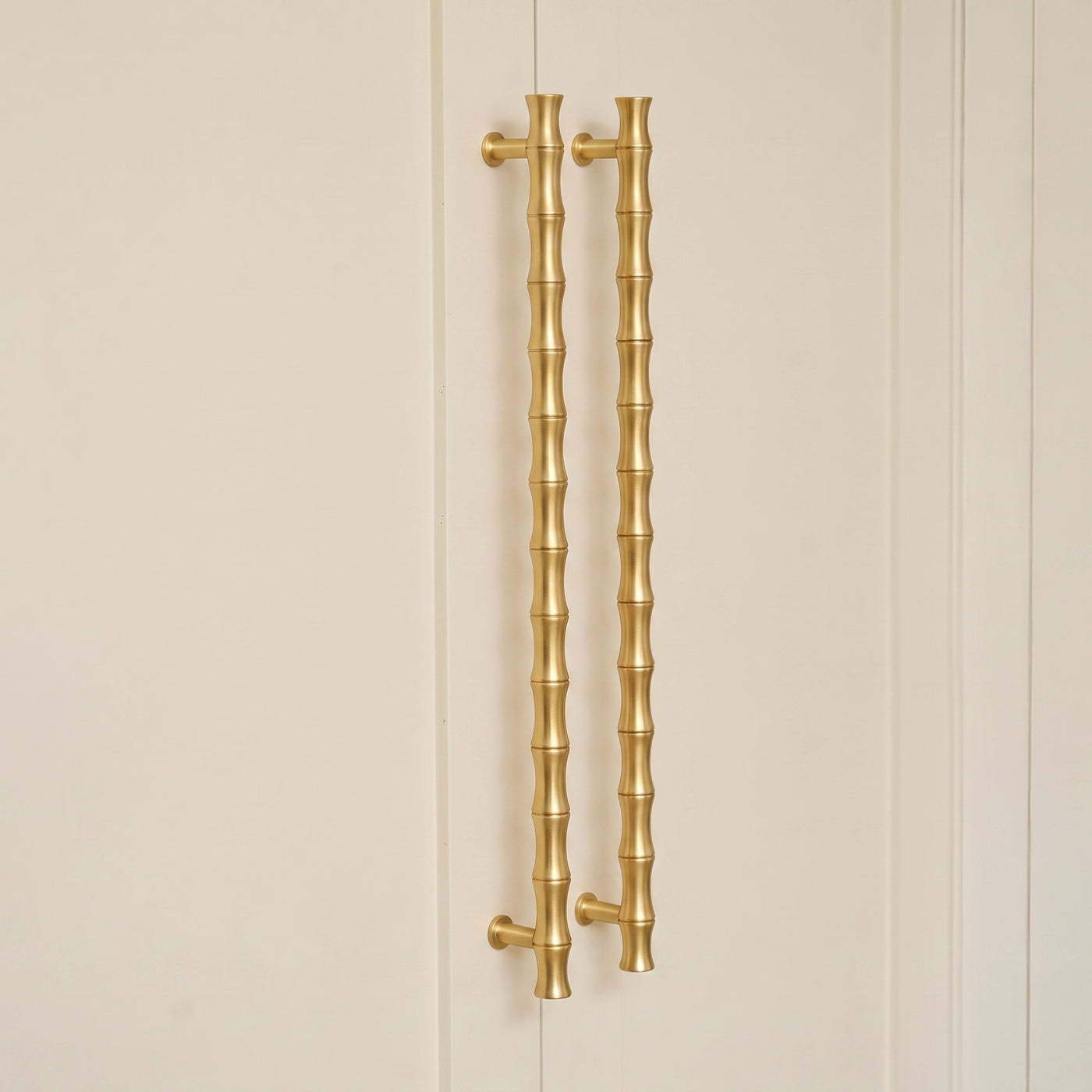 Grove Bamboo Apparathandtag — miljöbild, Satin brass lacquered