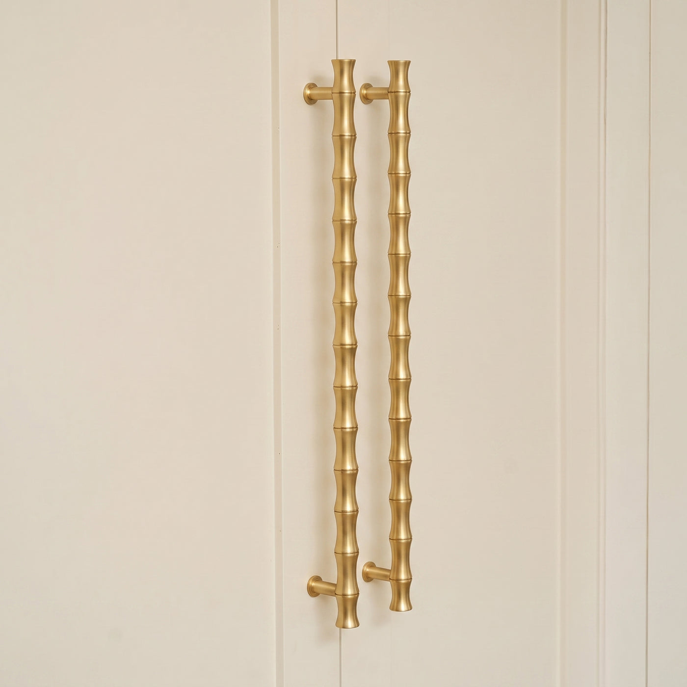 Grove Bamboo Apparathandtag — miljöbild, Satin brass satin lacquered
