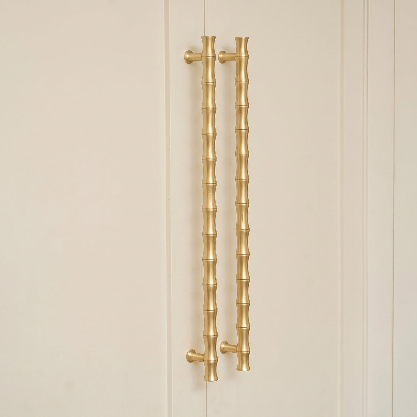 Grove Bamboo Apparathandtag — miljöbild, Satin brass unlacquered