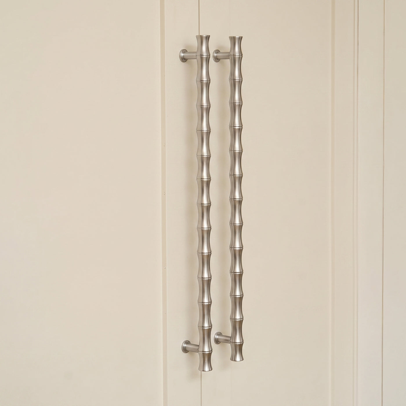 Grove Bamboo Apparathandtag — miljöbild, Satin nickel plate