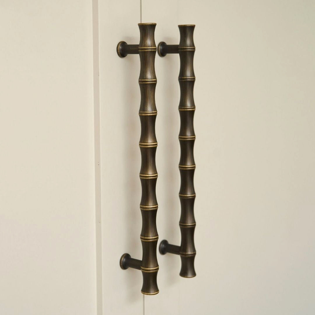 Grove Bamboo Skåpshandtag — Satin antik, satinlack. Design by Roseywood Interiors.
