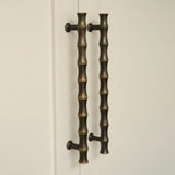 Grove Bamboo Skåpshandtag — Satin antik, satinlack. Design by Roseywood Interiors.