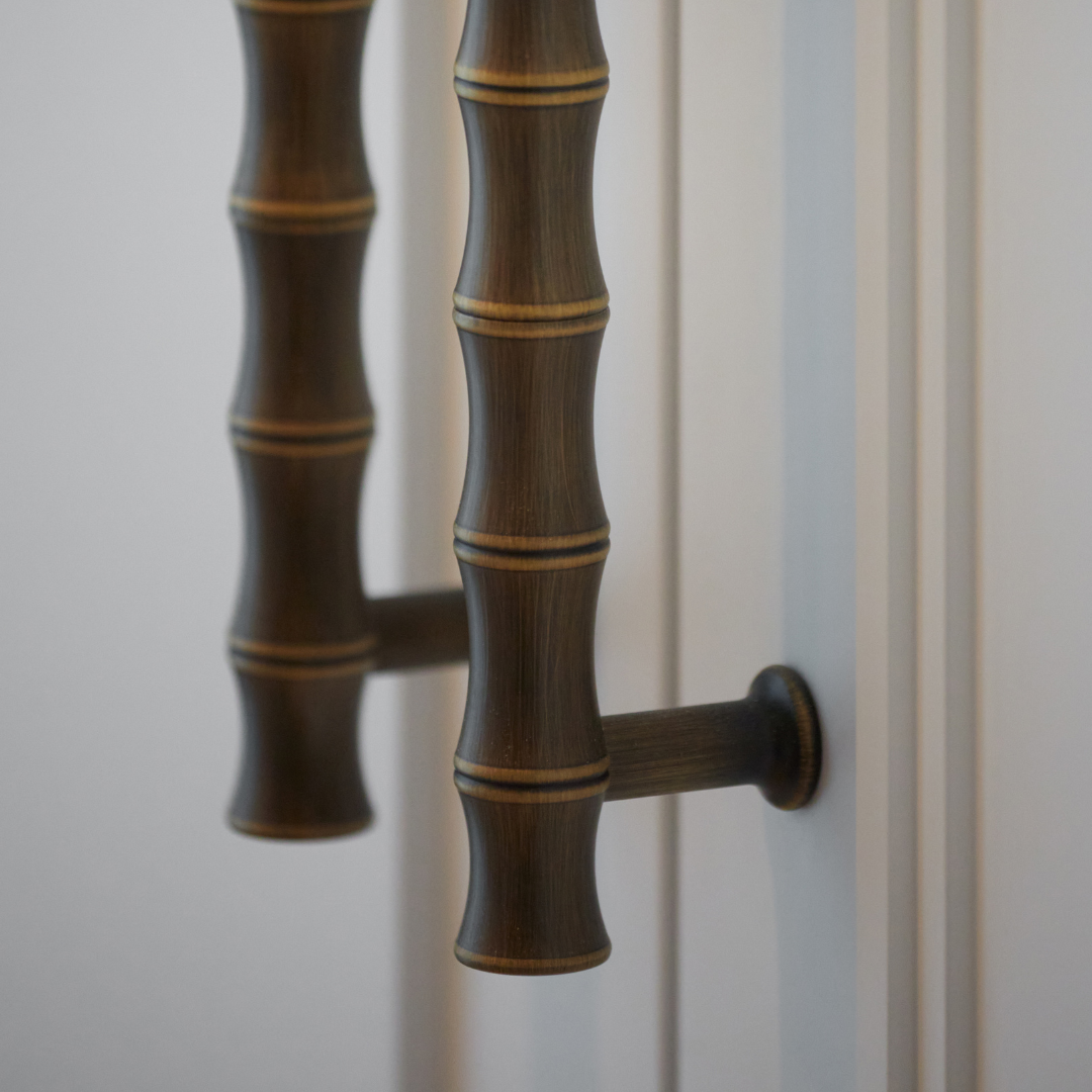 Grove Bamboo Skåpshandtag — Satin antik, satinlack. Design by Sophie Paterson Interiors.