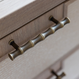 Grove Bamboo Skåpshandtag — Satin antik, satinlack. Design by Sophie Paterson Interiors.