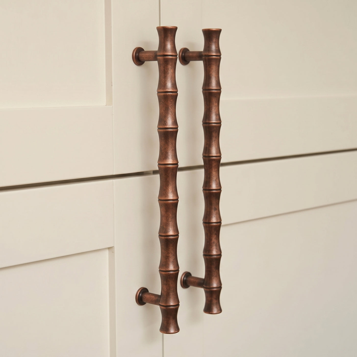 Grove Bamboo Skåpshandtag — miljöbild, Aged copper