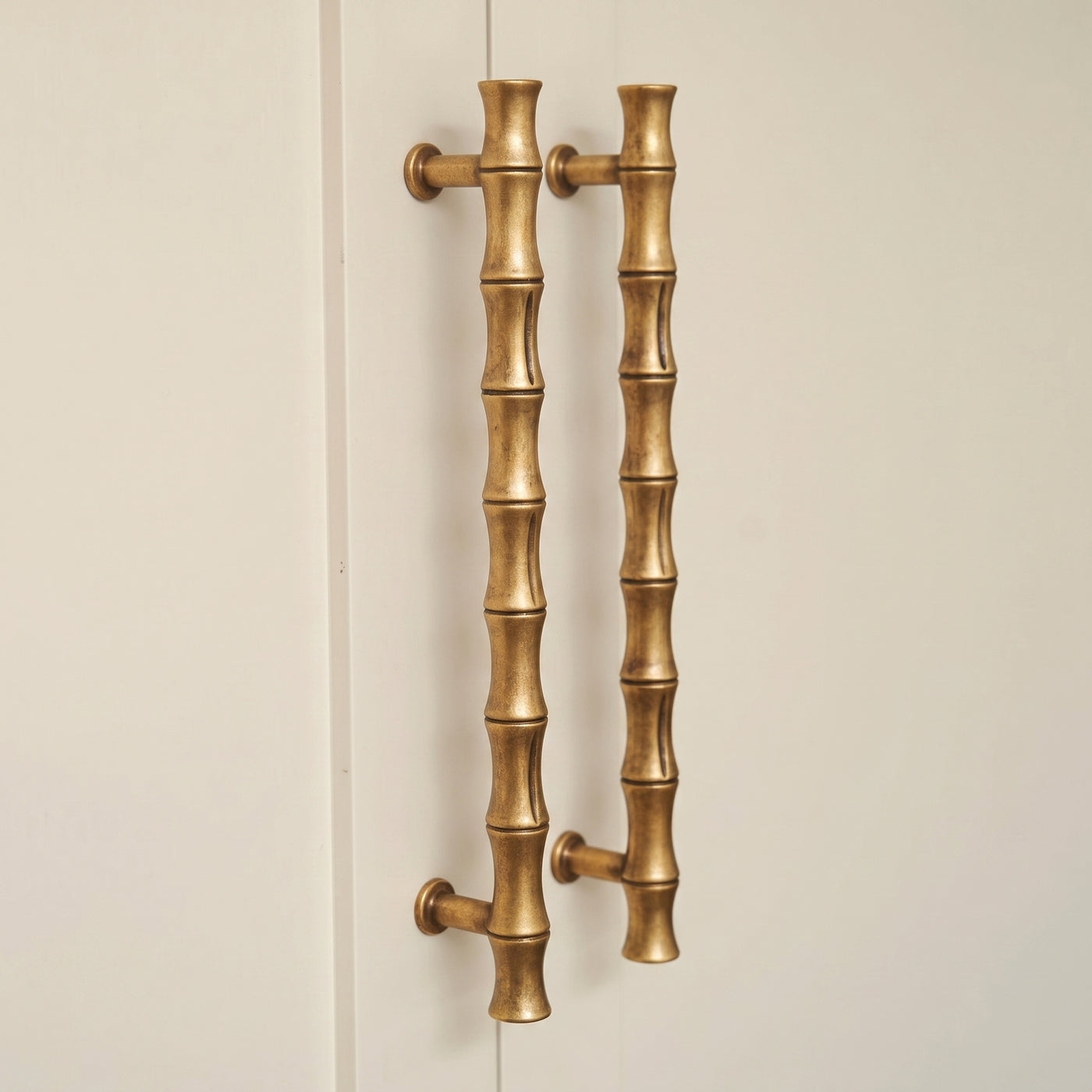 Grove Bamboo Skåpshandtag — miljöbild, Aged brass