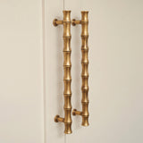 Grove Bamboo Skåpshandtag — miljöbild, Aged brass