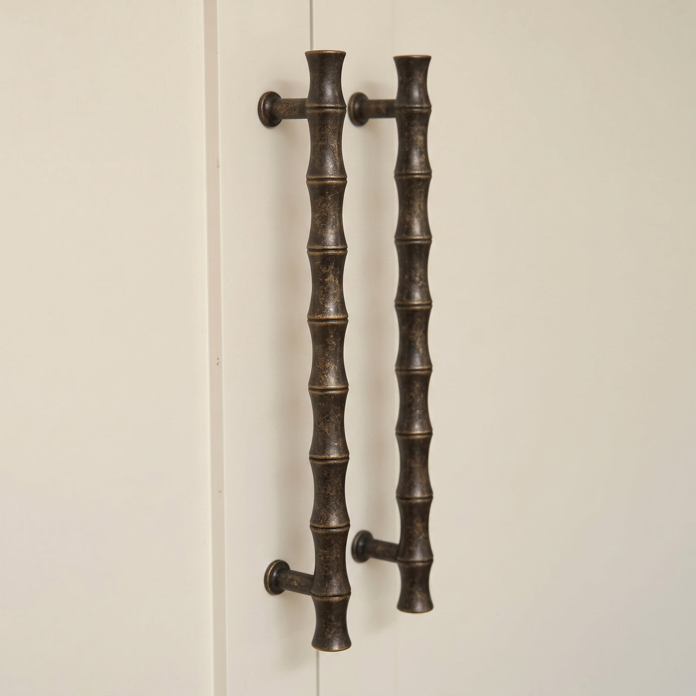 Grove Bamboo Skåpshandtag — miljöbild, Dark aged brass