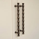 Grove Bamboo Skåpshandtag — miljöbild, Dark aged brass