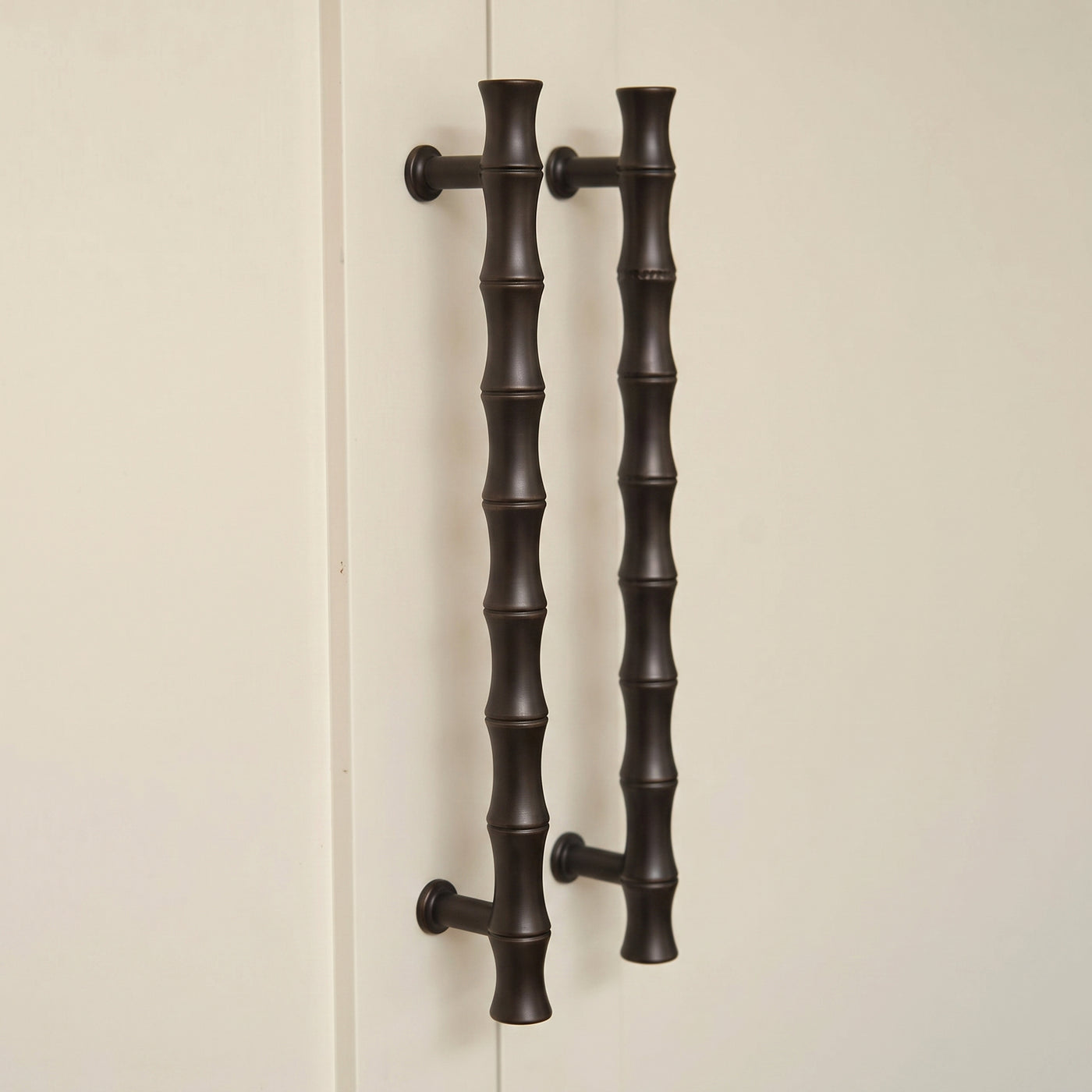 Grove Bamboo Skåpshandtag — miljöbild, Dark bronze