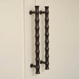 Grove Bamboo Skåpshandtag — miljöbild, Dark bronze