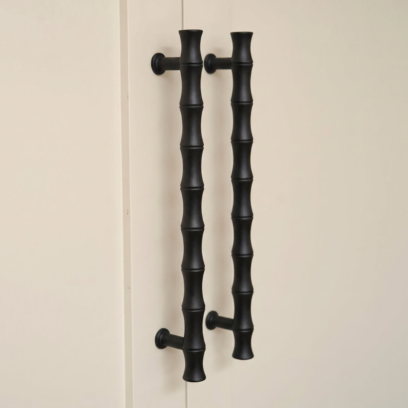 Grove Bamboo Skåpshandtag — miljöbild, Matt black lacquered