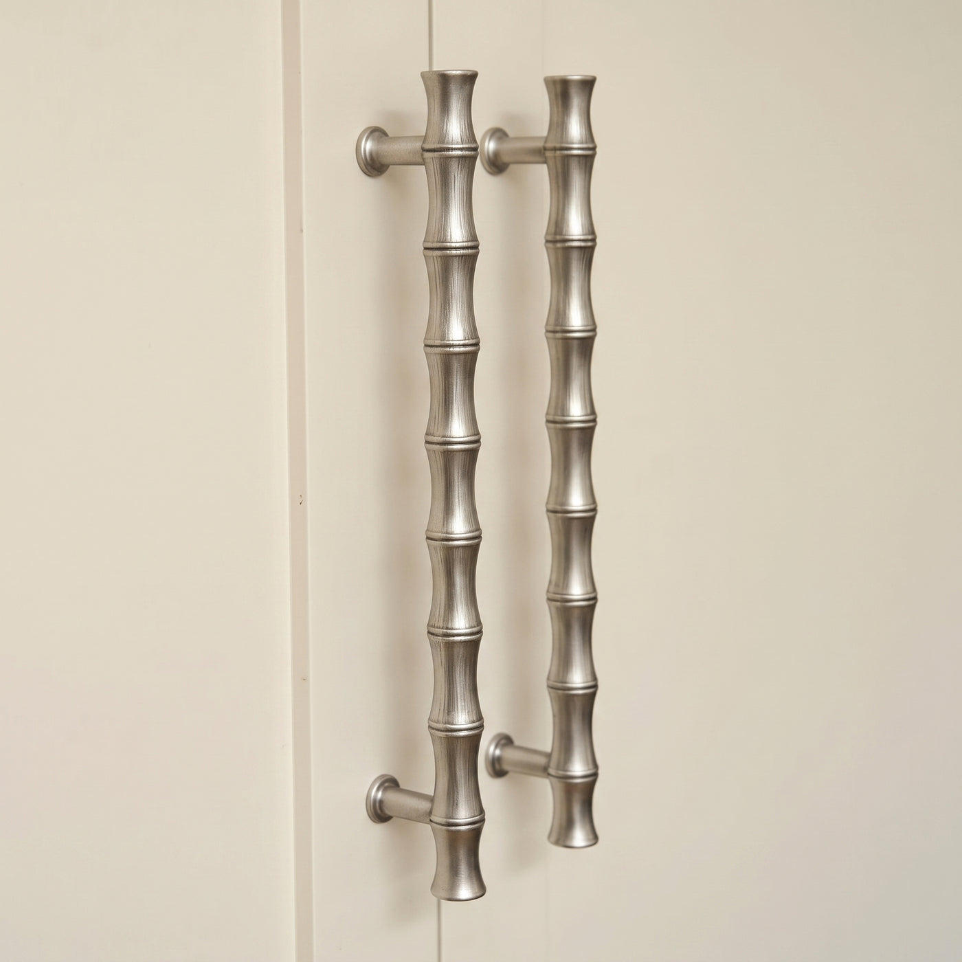 Grove Bamboo Skåpshandtag — miljöbild, Aged nickel