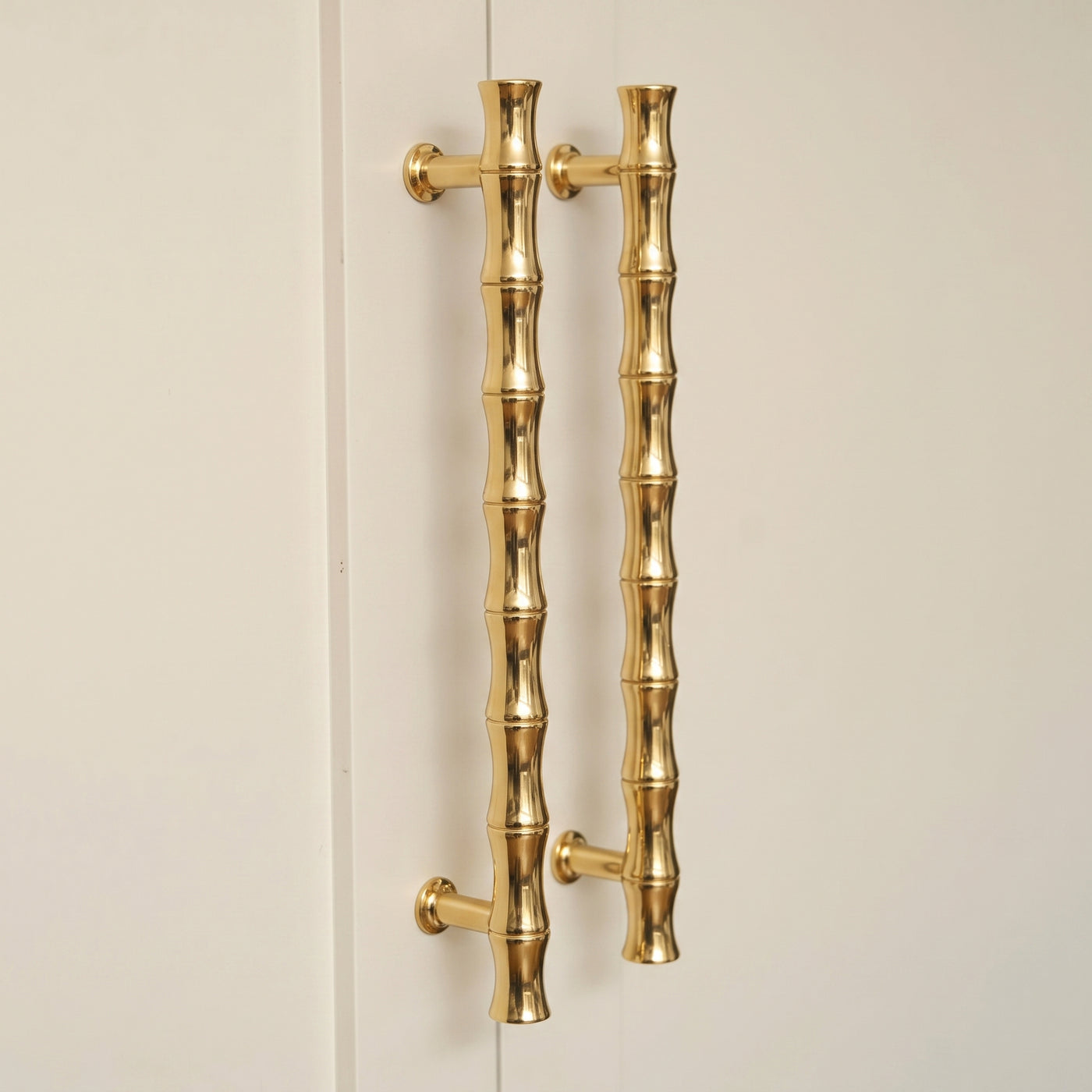 Grove Bamboo Skåpshandtag — miljöbild, Polished brass unlacquered