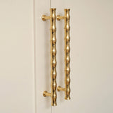 Grove Bamboo Skåpshandtag — miljöbild, Polished brass unlacquered