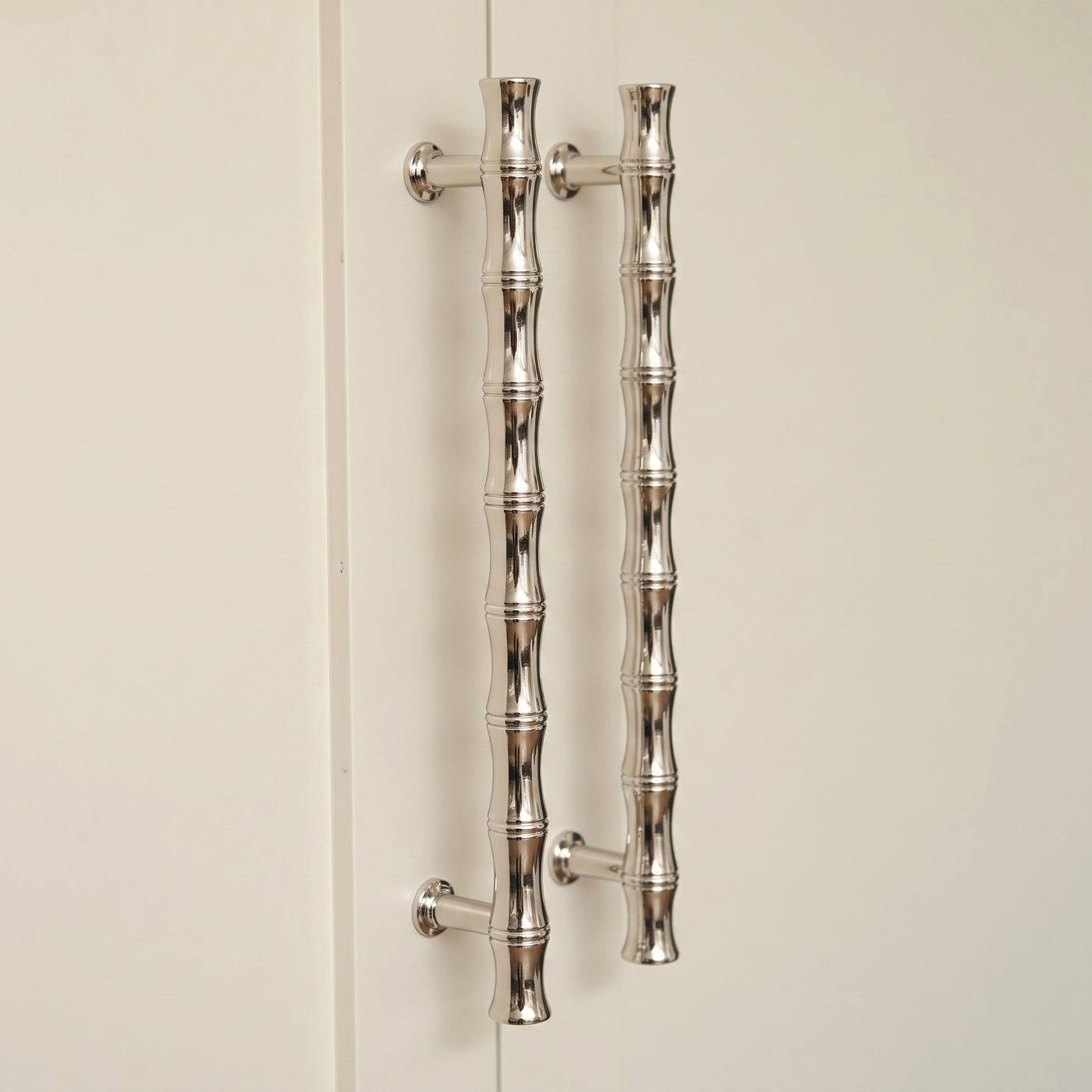 Grove Bamboo Skåpshandtag — miljöbild, Polished nickel plate