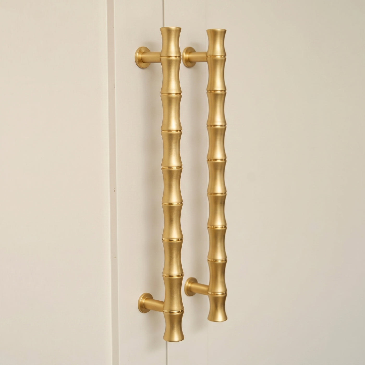 Grove Bamboo Skåpshandtag — miljöbild, Satin brass lacquered