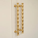 Grove Bamboo Skåpshandtag — miljöbild, Satin brass lacquered