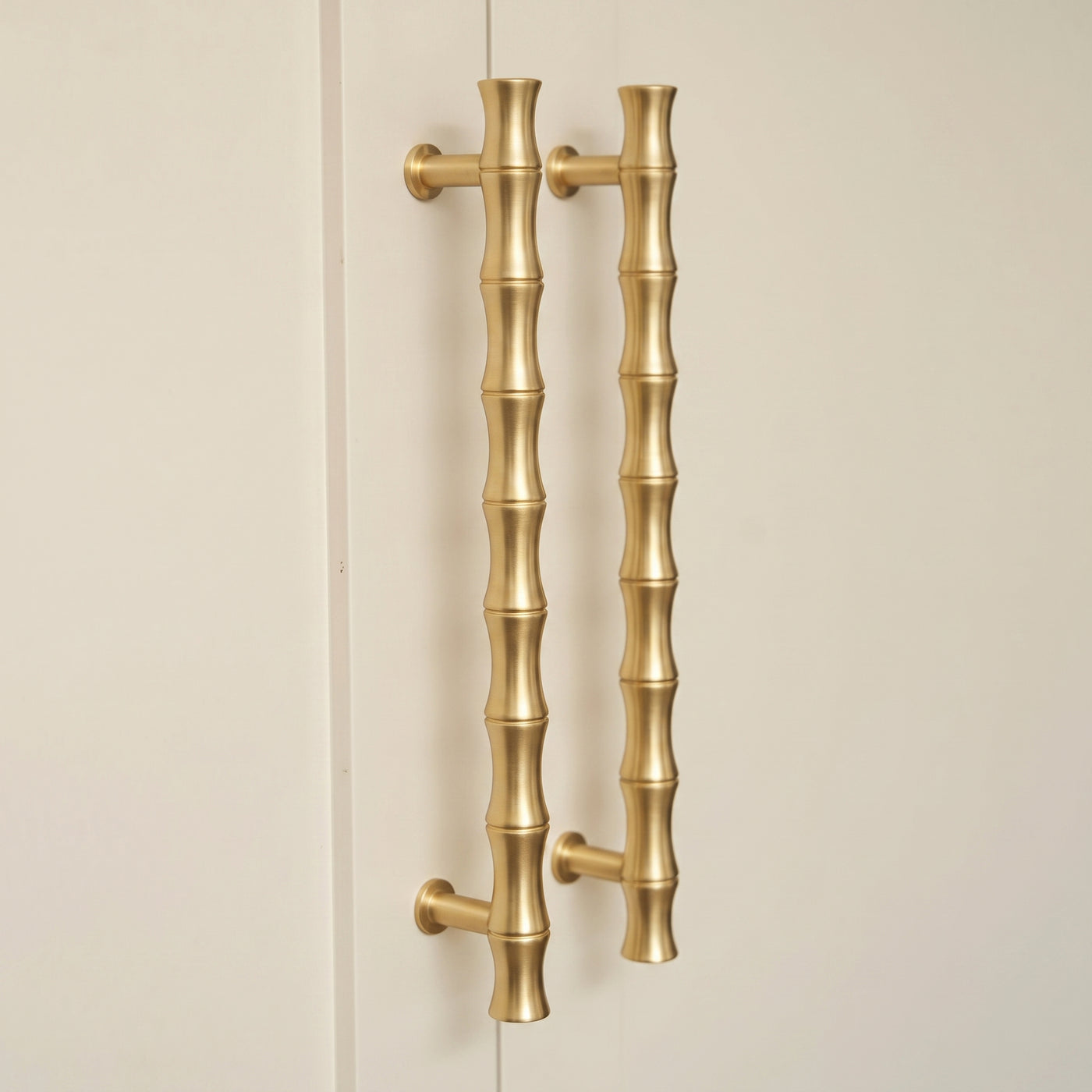 Grove Bamboo Skåpshandtag — miljöbild, Satin brass satin lacquered