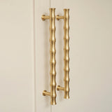 Grove Bamboo Skåpshandtag — miljöbild, Satin brass satin lacquered