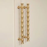 Grove Bamboo Skåpshandtag — miljöbild, Satin brass unlacquered