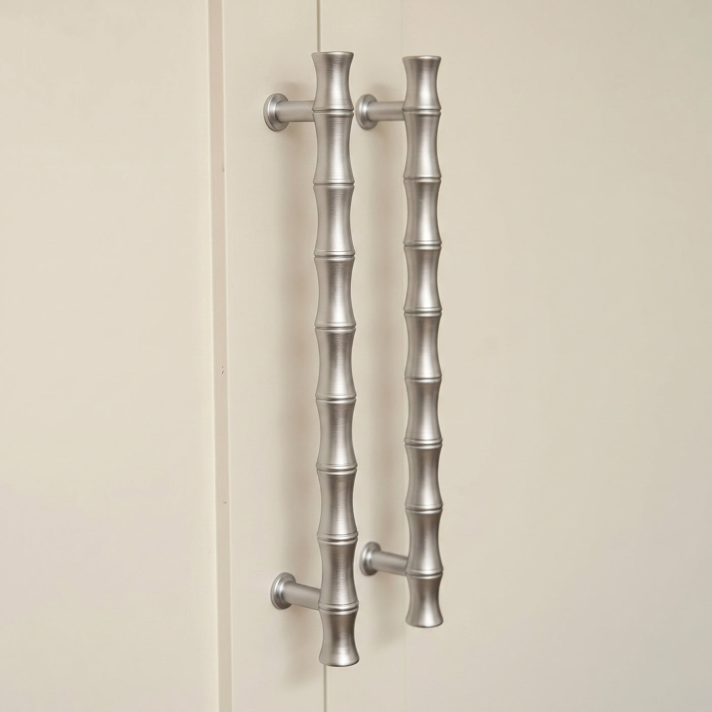 Grove Bamboo Skåpshandtag — miljöbild, Satin chrome plate