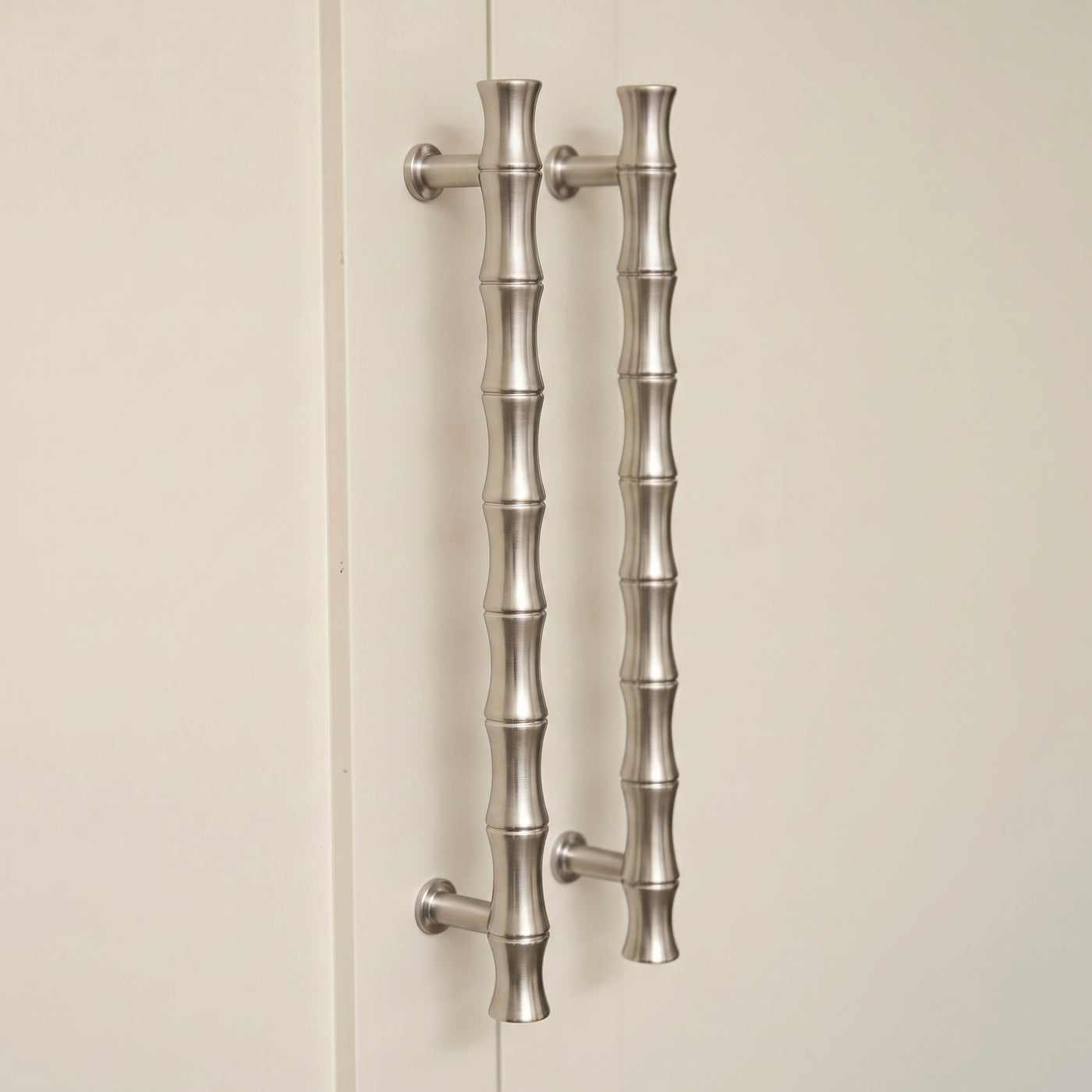 Grove Bamboo Skåpshandtag — miljöbild, Satin nickel plate