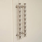 Grove Bamboo Skåpshandtag — miljöbild, Satin nickel plate