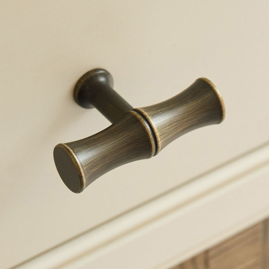 Grove Bamboo T-bar handtag — Satin antik, satinlack. Design by Roseywood Interiors.