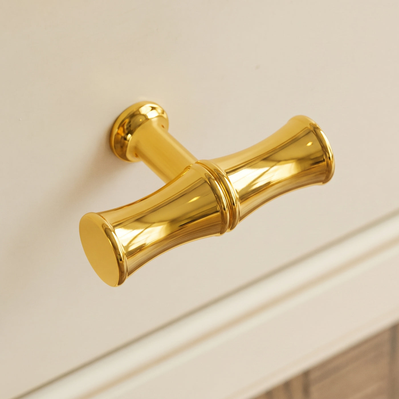 Grove Bamboo T-bar handtag — miljöbild, Polished brass lacquered