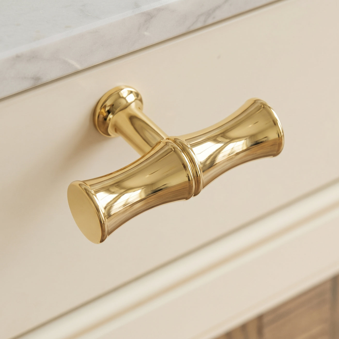 Grove Bamboo T-bar handtag — miljöbild, Polished brass unlacquered