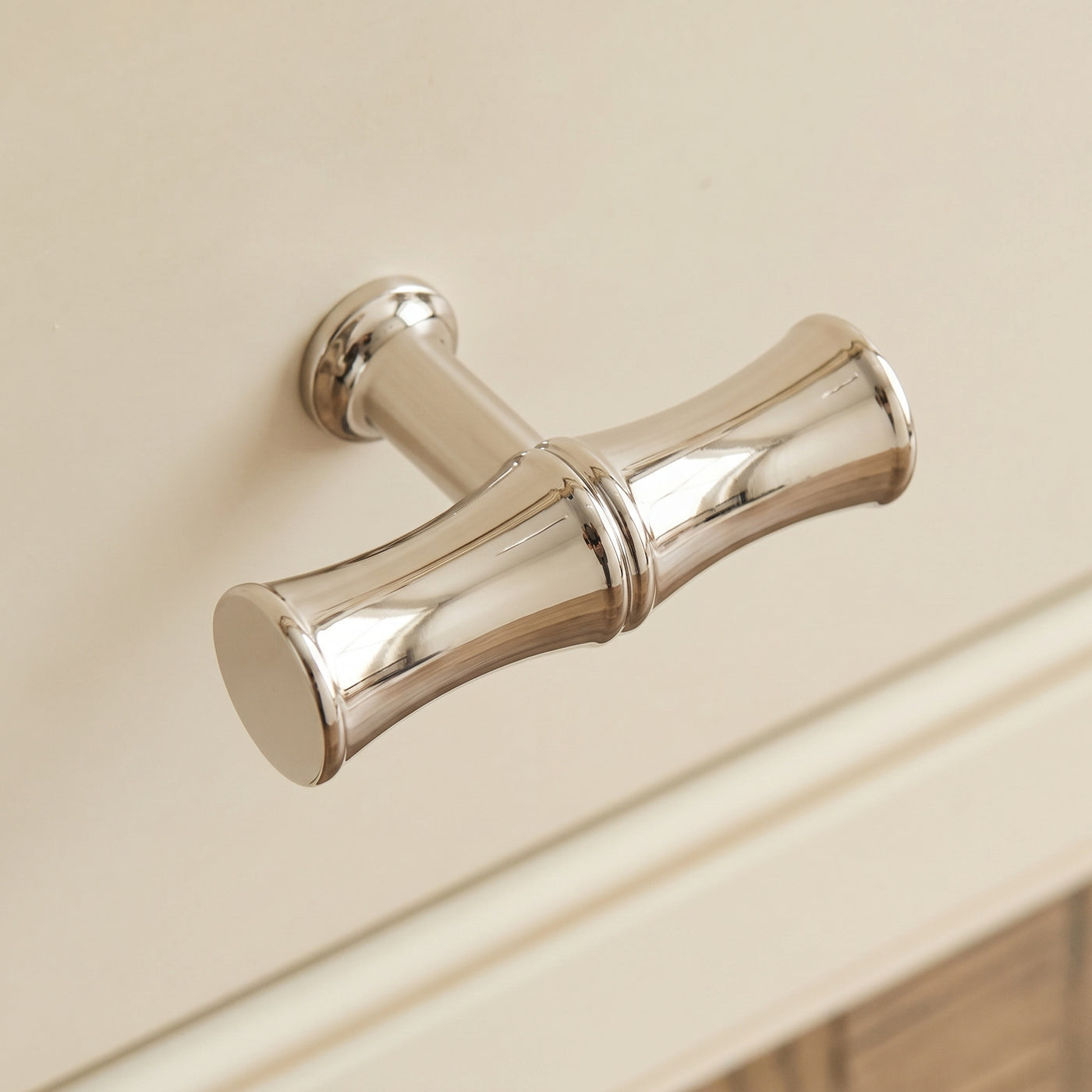 Grove Bamboo T-bar handtag — miljöbild, Polished nickel plate