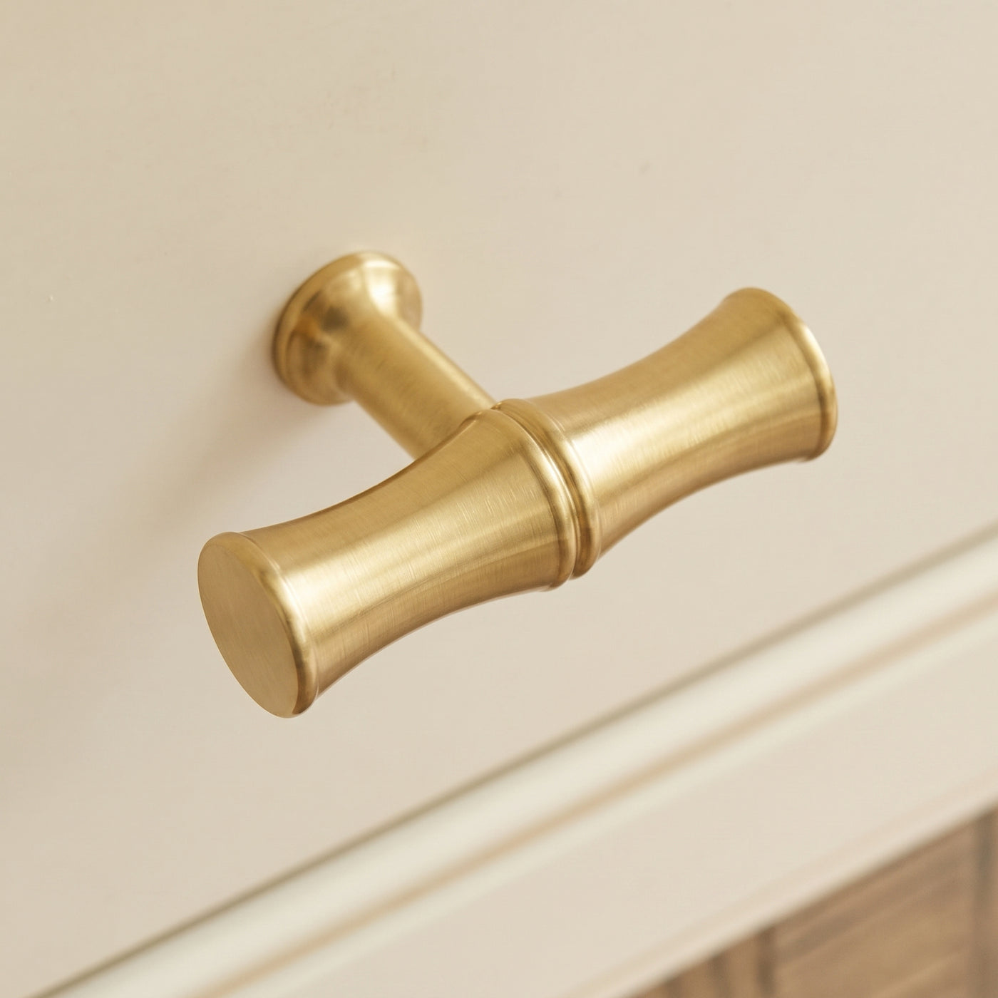 Grove Bamboo T-bar handtag — miljöbild, Satin brass lacquered