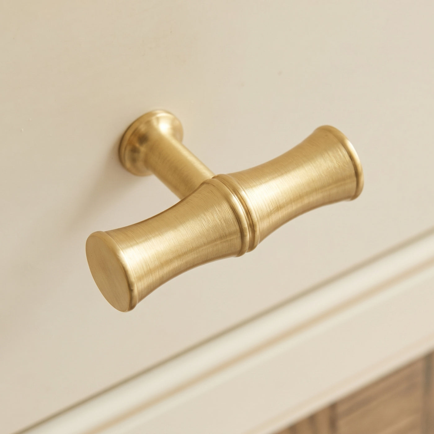 Grove Bamboo T-bar handtag — miljöbild, Satin brass satin lacquered