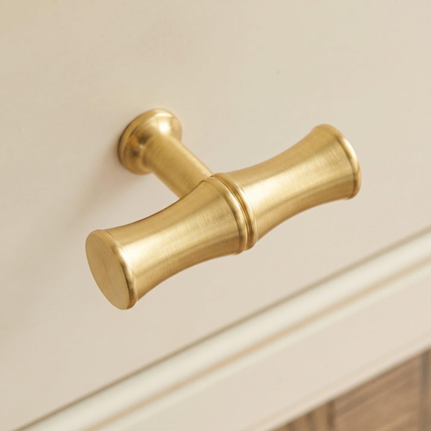 Grove Bamboo T-bar handtag — miljöbild, Satin brass unlacquered