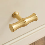Grove Bamboo T-bar handtag — miljöbild, Satin brass unlacquered