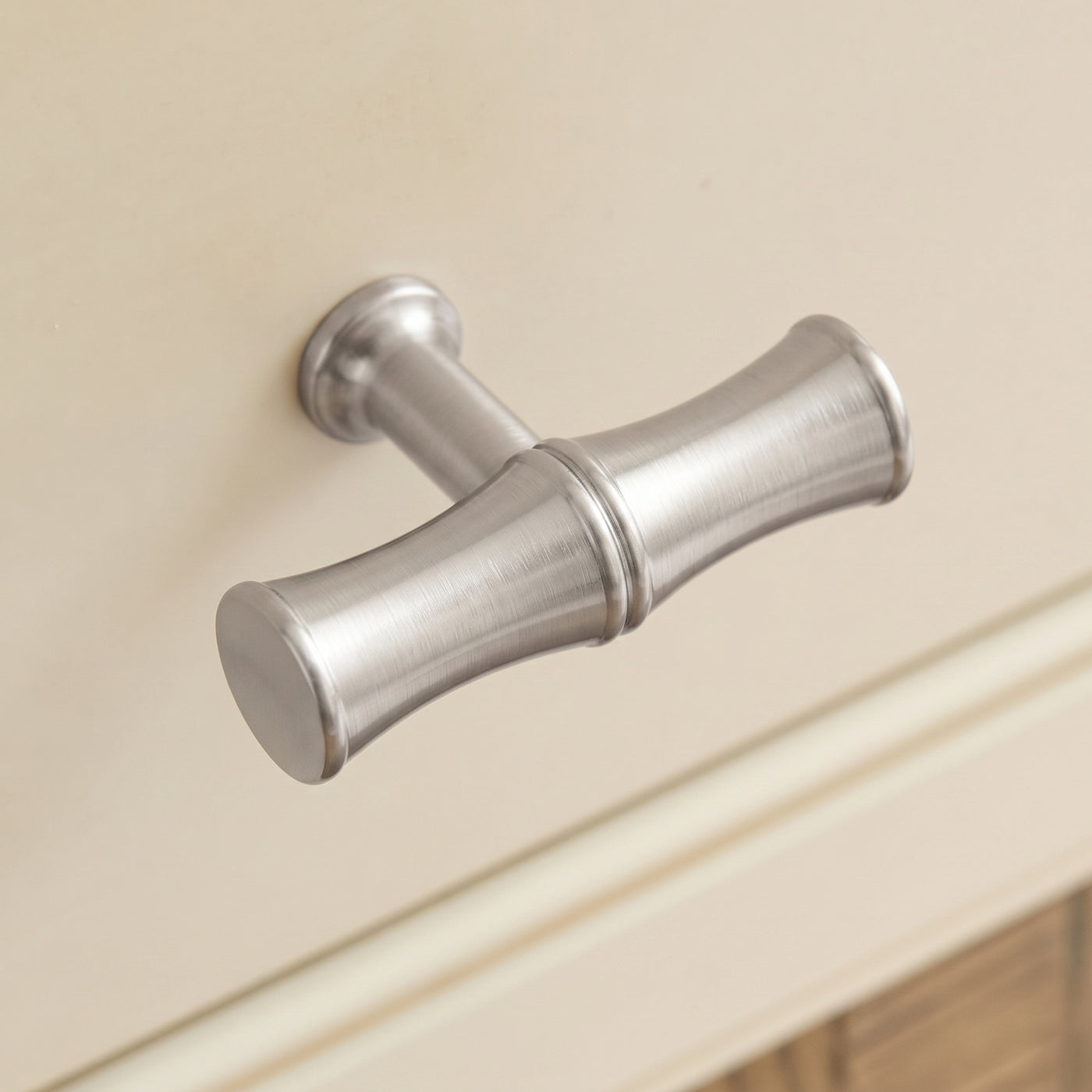 Grove Bamboo T-bar handtag — miljöbild, Satin nickel plate