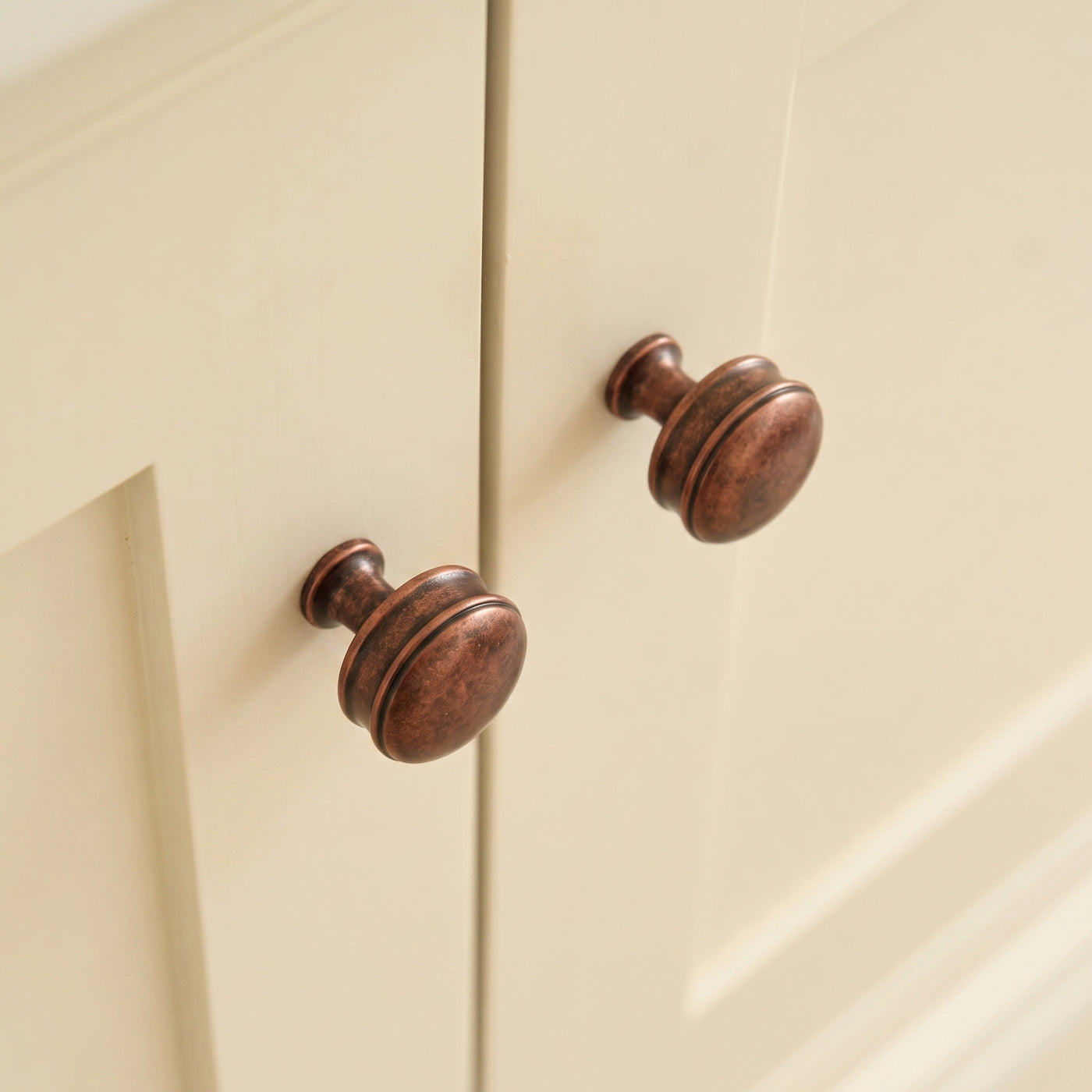 Grove Bamboo Thumb Knob — miljöbild, Antik koppar - AGC