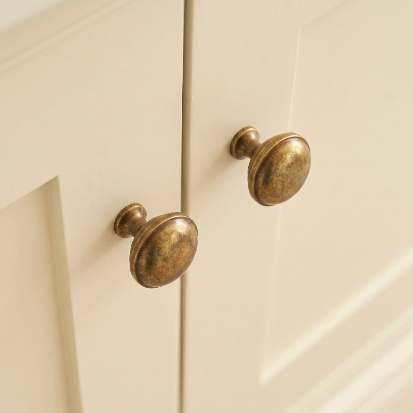 Grove Bamboo Thumb Knob — miljöbild, Antik mässing - BEL