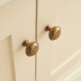 Grove Bamboo Thumb Knob — miljöbild, Antik mässing - BEL