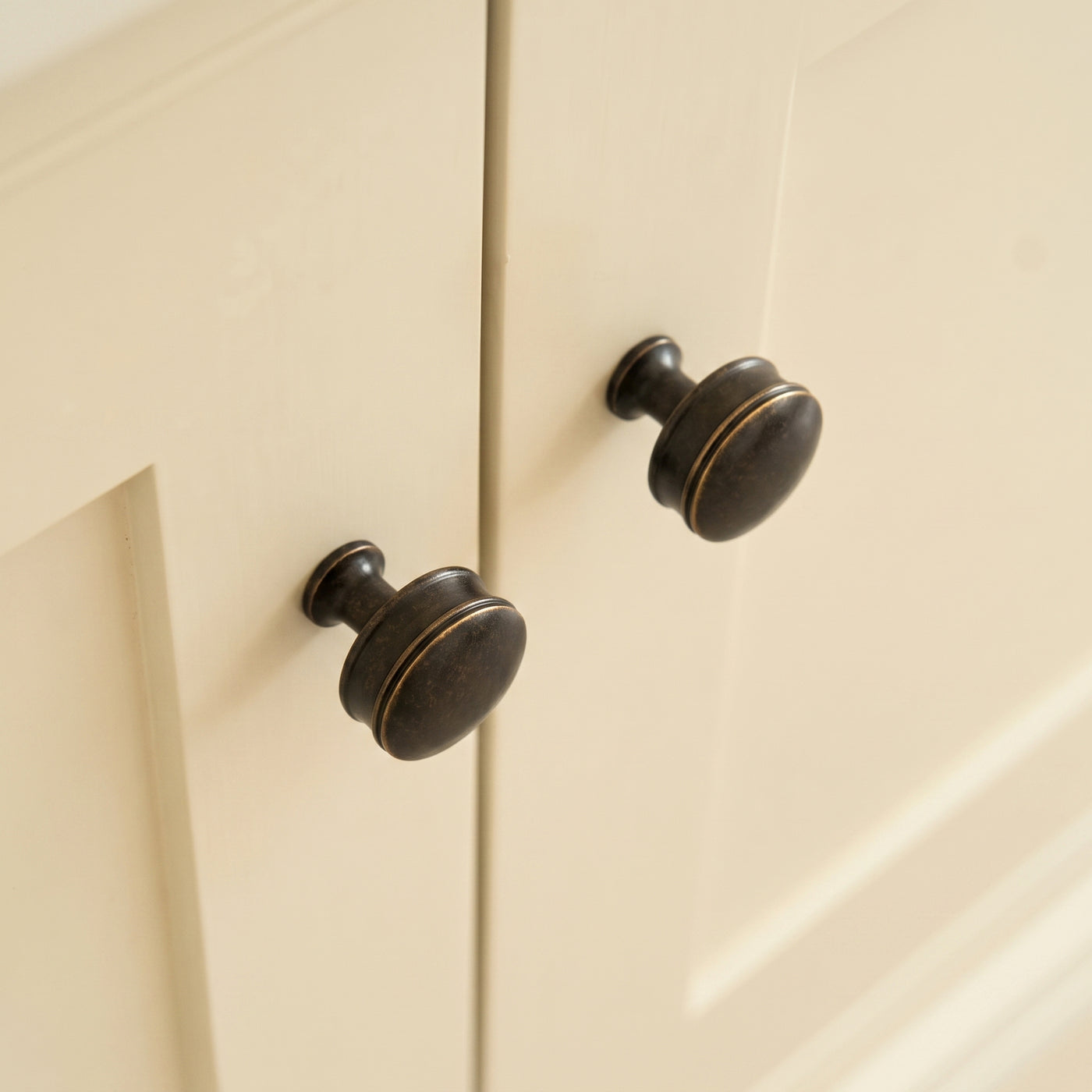 Grove Bamboo Thumb Knob — miljöbild, Mörk antik mässing - DAB