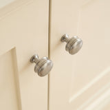 Grove Bamboo Thumb Knob — miljöbild, Antik nickel - NBP