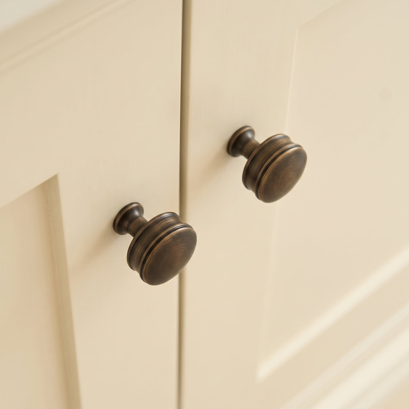 Grove Bamboo Thumb Knob — miljöbild, Satin antik, satinlack - SAS