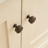 Grove Bamboo Thumb Knob — miljöbild, Satin antik, satinlack - SAS