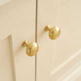 Grove Bamboo Thumb Knob — miljöbild, Satin mässing, satinlack - SBSL