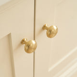 Grove Bamboo Thumb Knob — miljöbild, Satin mässing, olackad - SBUL