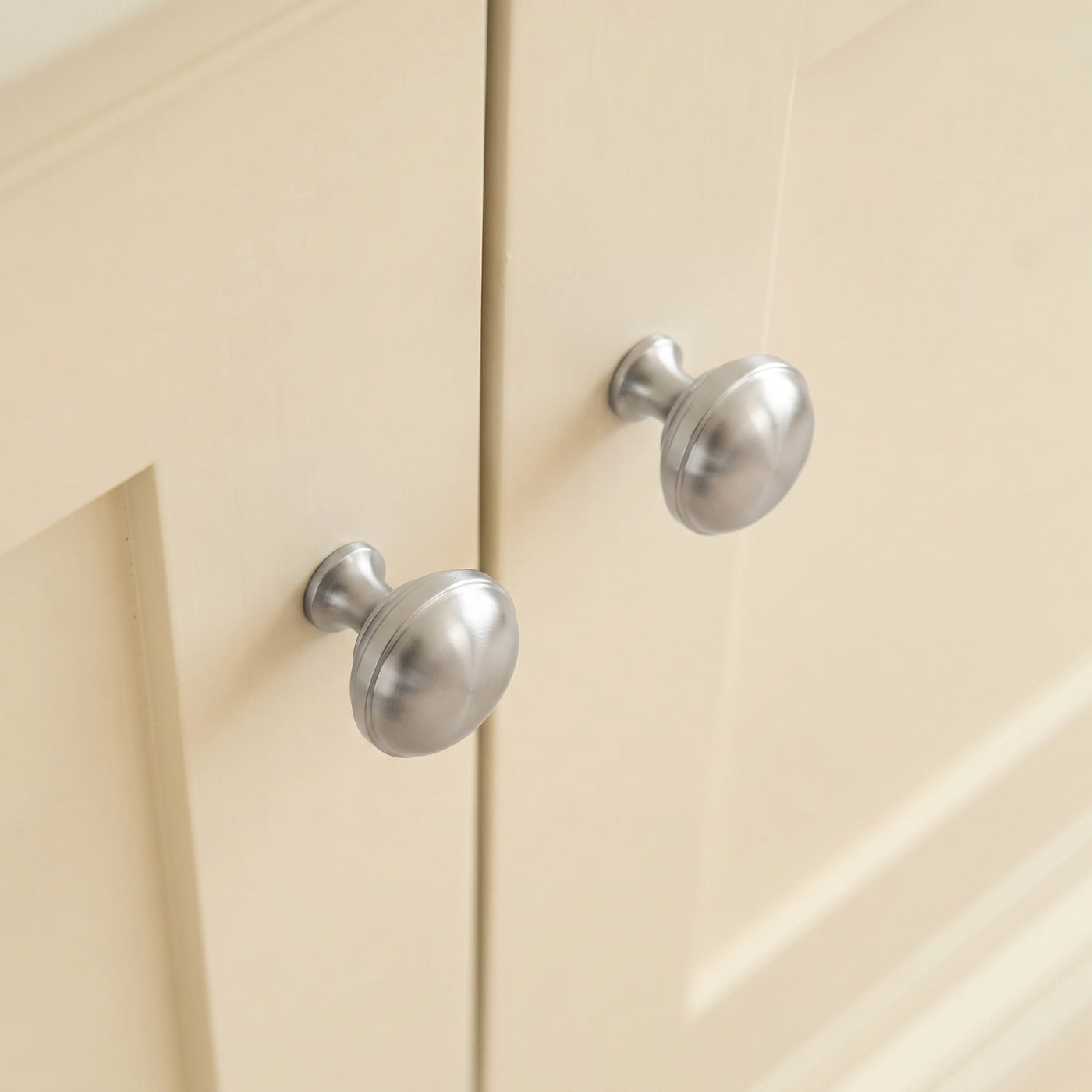 Grove Bamboo Thumb Knob — miljöbild, Satin krom - SCP