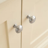 Grove Bamboo Thumb Knob — miljöbild, Satin krom - SCP