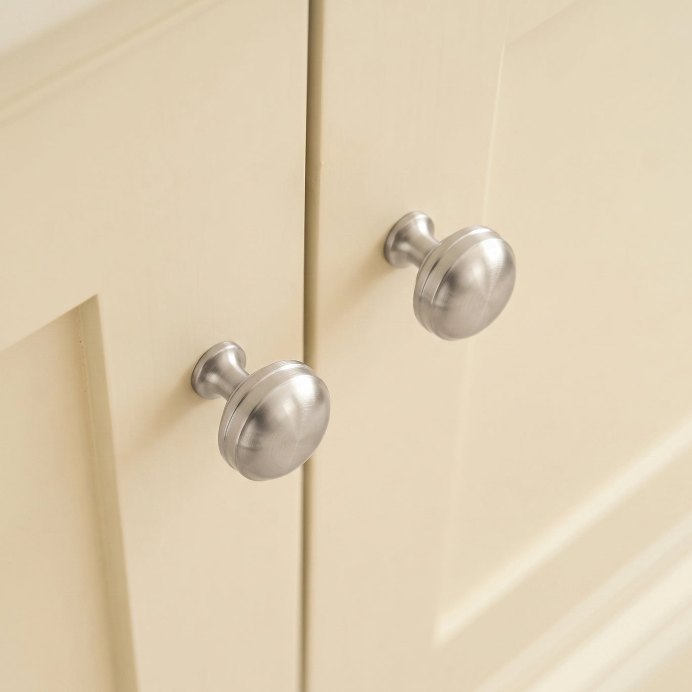 Grove Bamboo Thumb Knob — miljöbild, Satin nickel - SNP